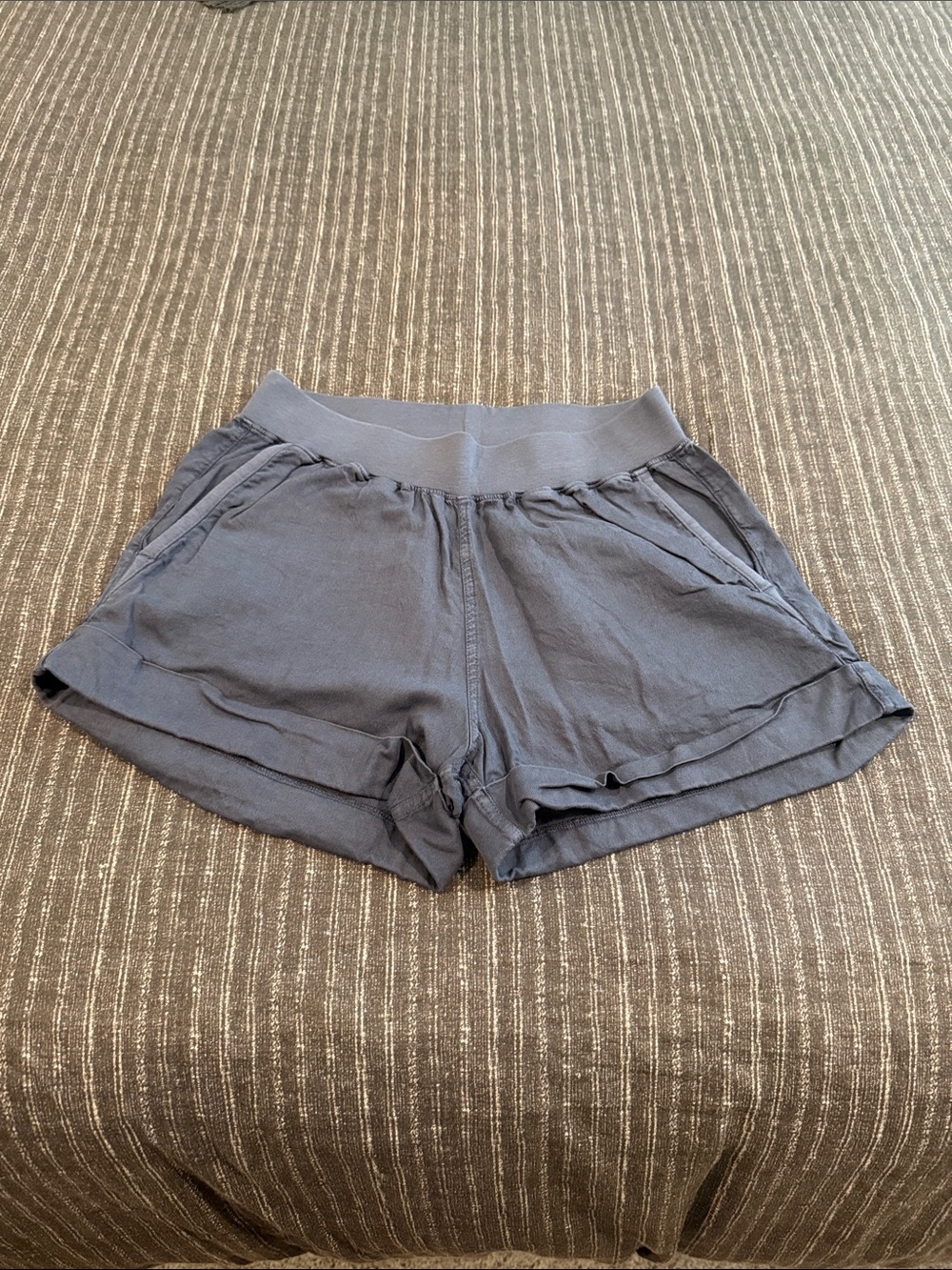 Like New Faherty Women’s Elastic Waist Linen pull on shorts- Blue
